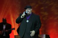 Fred Hammond delivers a rousing performance in tribute to Israel Houghton