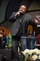 Fred Hammond sings Oh Give Thanks