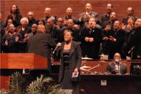 Leanne Fainne and the choir sing 